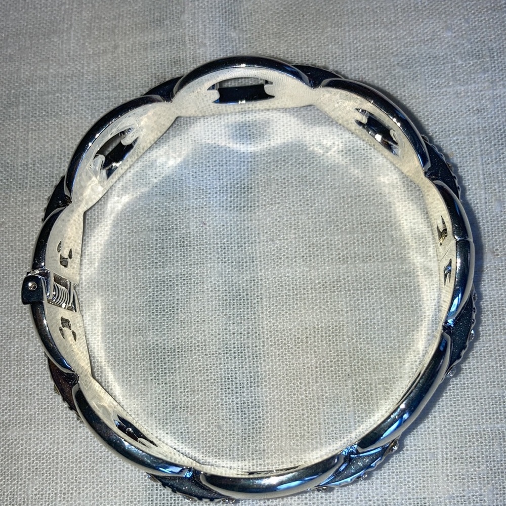 NWOT shiny silvertone round bracelet has oval shapes w/ rhinestone lines $22 - Picture 4 of 5